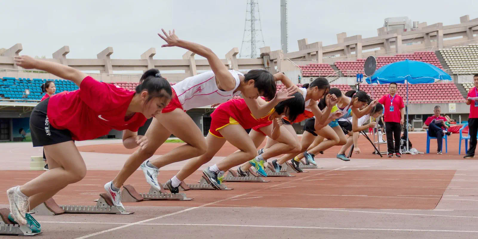 当前最热门话题：塑胶跑道材料异味到底该怎么办？